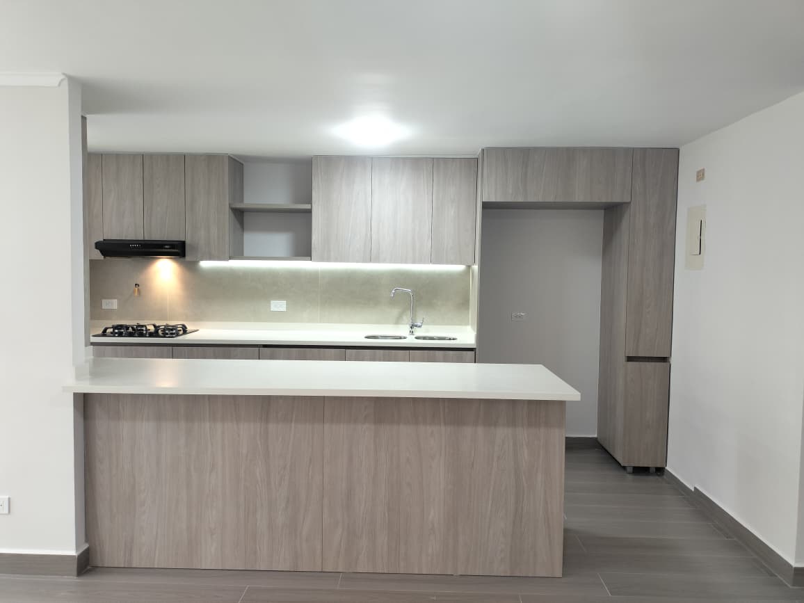 Apartamento en arriendo en El Poblado, Medellín · foto 2 de 17