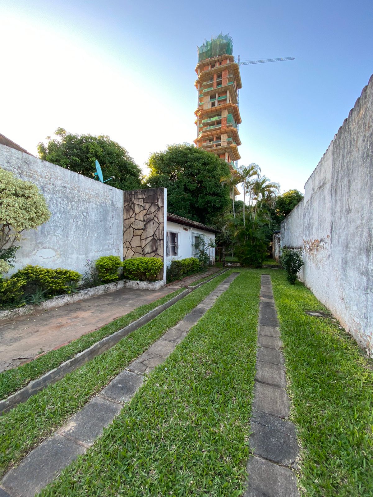EXCLUSIVO TERRENO SOBRE AVDA. LILLO — foto 3