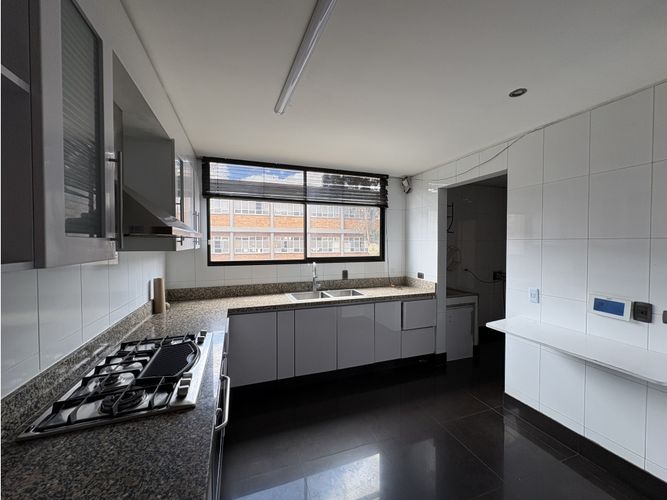 Apartamento de 4 alcobas en arriendo en Chicó Navarra, Bogotá, 200 m² · foto 6 de 16