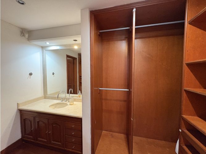 Apartamento de 4 alcobas en arriendo en Chicó Navarra, Bogotá, 200 m² · foto 11 de 16