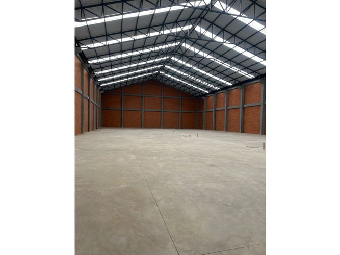 Bodega en arriendo en Zona Centro, Madrid, 1715 m² · foto 2 de 11