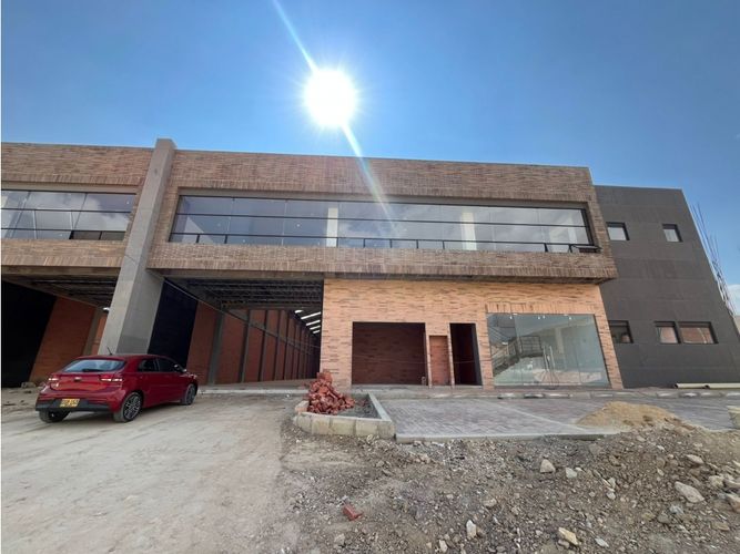 Bodega en arriendo en Zona Centro, Madrid, 1715 m² · foto 3 de 11