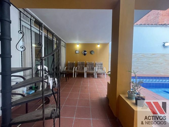 Casa de 6 alcobas en venta en El Velodromo, Medellín, 360 m² · foto 2 de 24