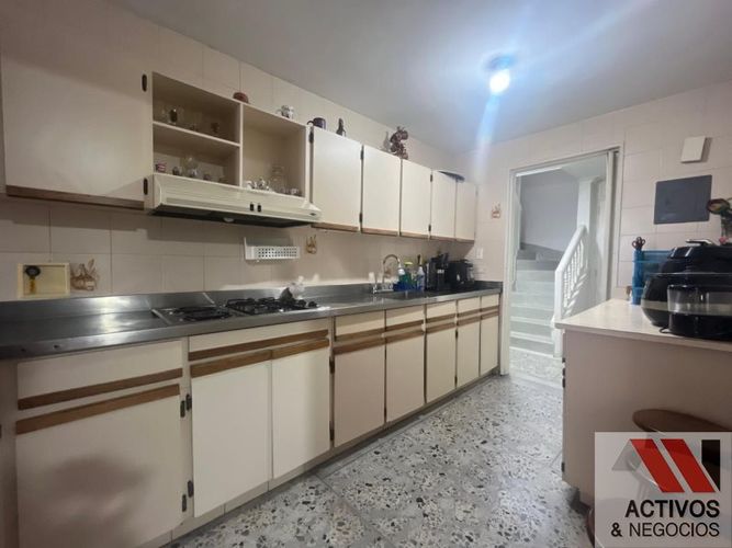 Casa de 6 alcobas en venta en El Velodromo, Medellín, 360 m² · foto 7 de 24