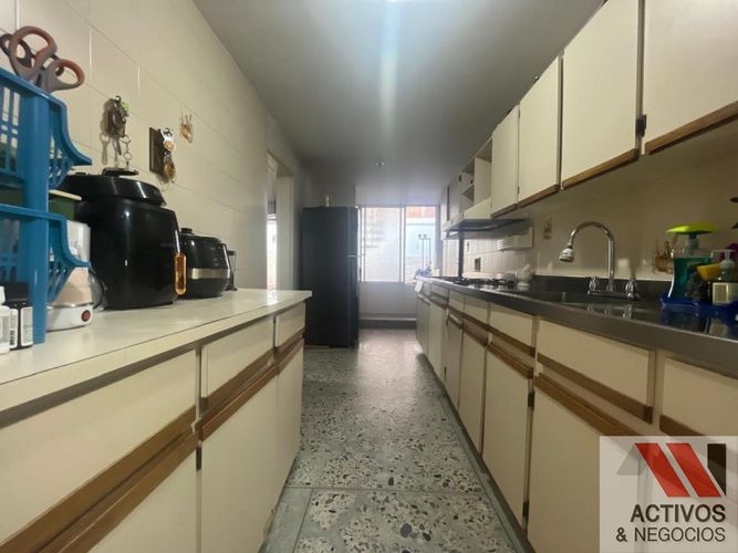 Casa de 6 alcobas en venta en El Velodromo, Medellín, 360 m² · foto 9 de 24