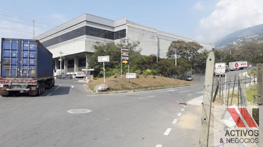 Bodega en venta en Machado, Copacabana, 1007 m² · foto 2 de 19
