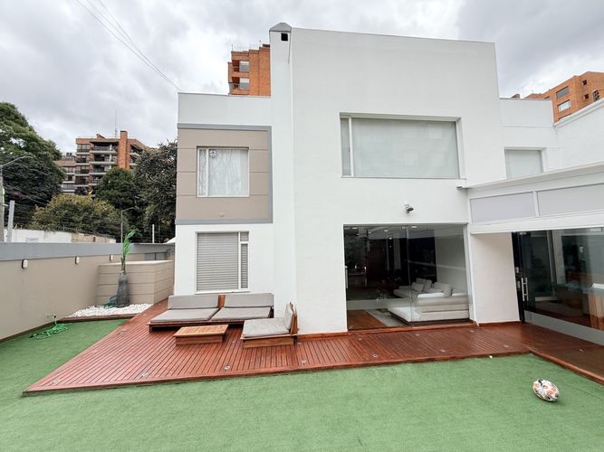 Casa de 6 alcobas en venta en Santa Paula, Bogotá, 529 m² · foto 2 de 22