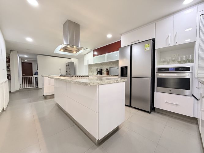 Casa de 6 alcobas en venta en Santa Paula, Bogotá, 529 m² · foto 3 de 22