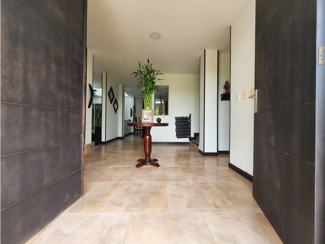Casa de 5 alcobas en venta en Alfaguara, Jamundí, 337 m² · foto 3 de 24