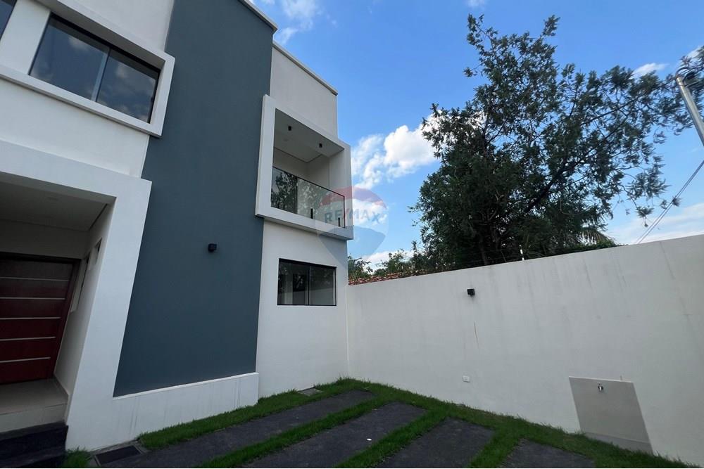 FINO DUPLEX A ESTRENAR CON PISCINA EN MARIANO ROQUE ALONSO — foto 2