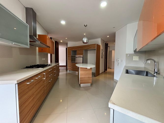 Apartamento de 3 alcobas en arriendo en Engativá, Bogotá, 237 m² · foto 3 de 8