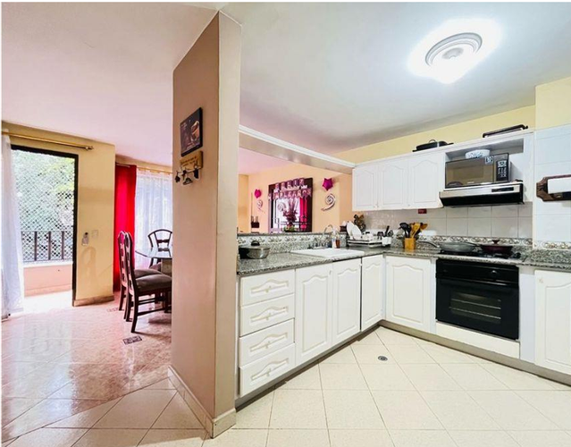 Edificio en venta en Laureles, Medellín, 800 m² · foto 2 de 21