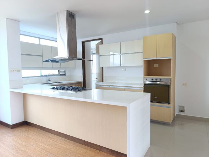 Apartamento de 3 alcobas en arriendo en El Poblado, Medellín, 180 m² · foto 4 de 18