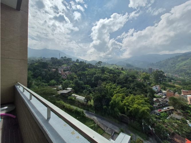 Apartamento de 3 alcobas en arriendo en Camino Verde, Medellín, 78 m² · foto 10 de 19