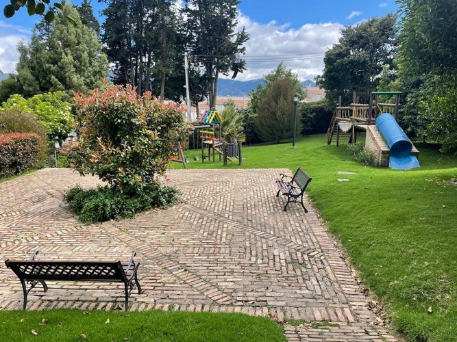 Casa de 6 alcobas en venta en Lindaraja, Bogotá, 420 m² · foto 23 de 24