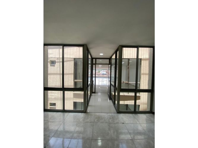 Edificio en arriendo en Cristales, Cali, 1484 m² · foto 9 de 24
