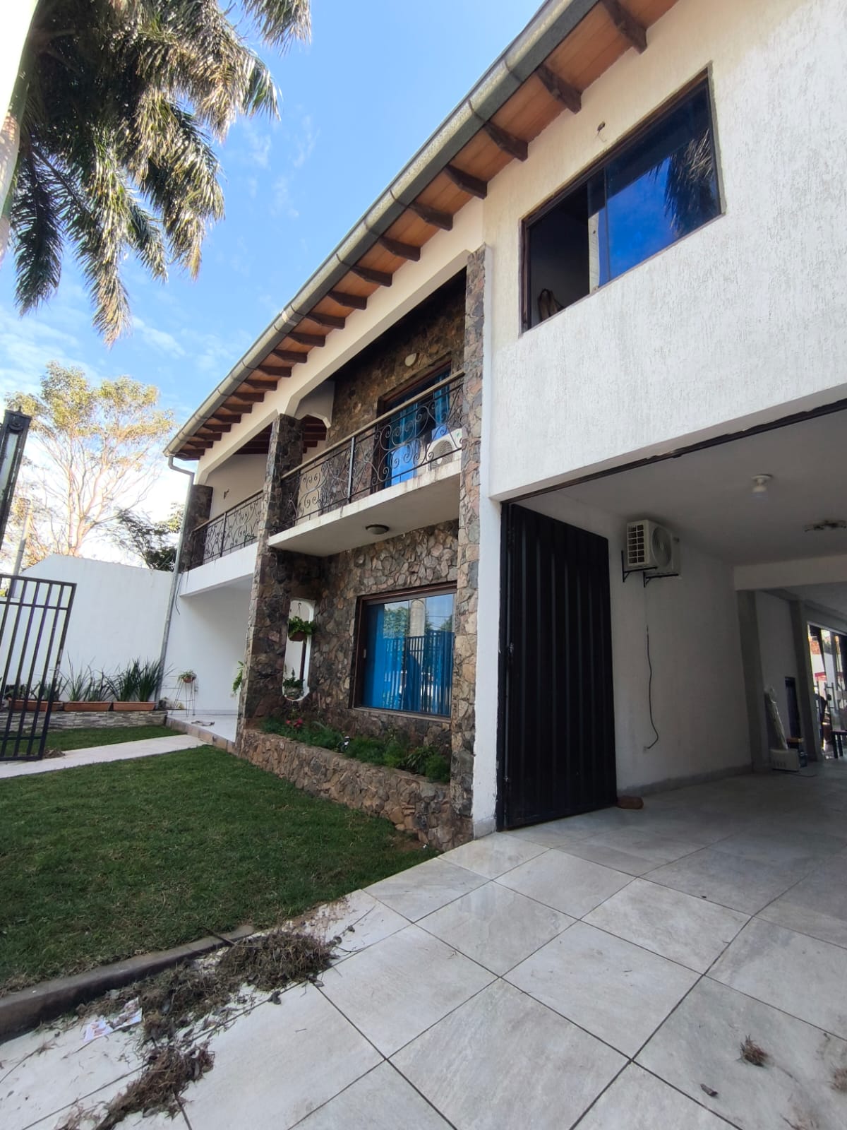 Alquile esta impresionante casa de 4 dormitorios en el exclusivo Barrio Hipódromo, ideal para su familia. — foto 2