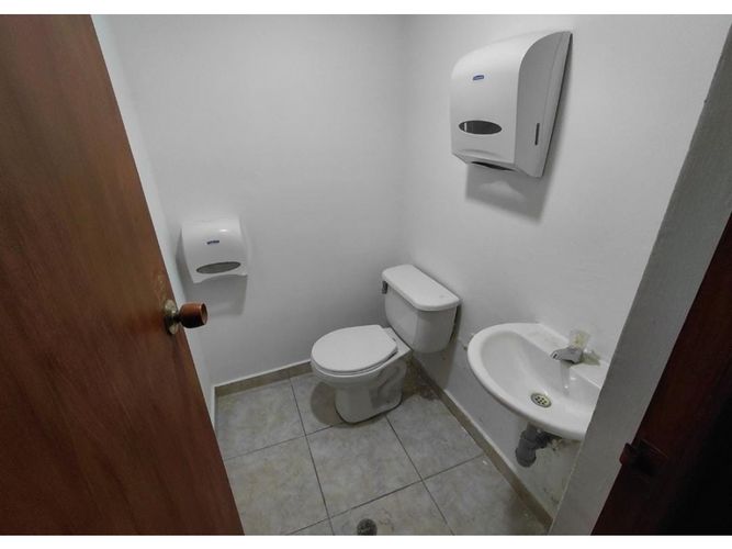 Local en arriendo en La Esmeralda, Envigado, 143 m² · foto 6 de 8