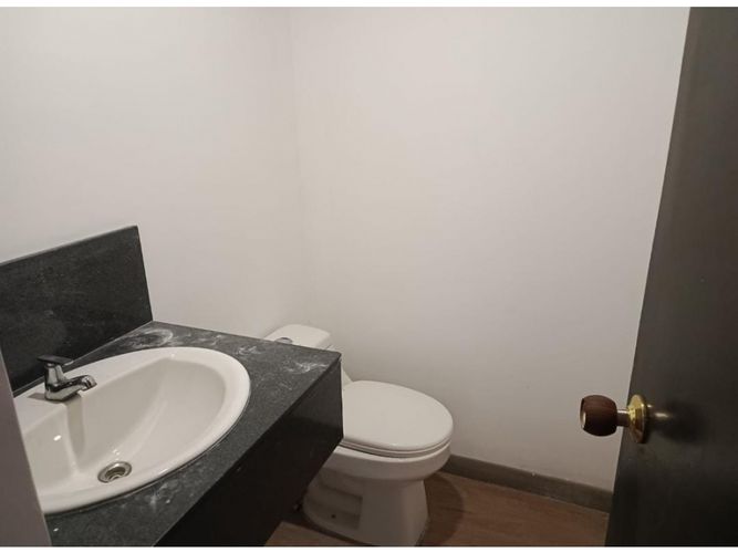 Oficina en arriendo en La Esmeralda, Envigado, 287 m² · foto 8 de 9