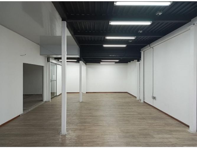 Local en arriendo en La Esmeralda, Envigado, 238 m² · foto 2 de 10