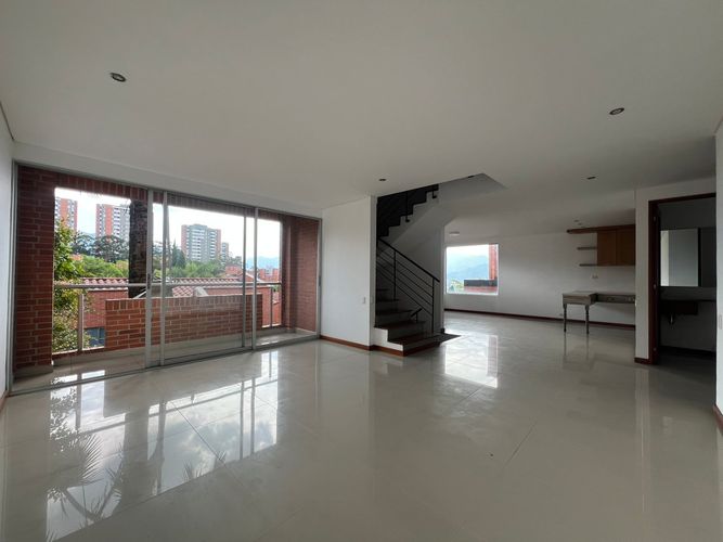 Casa de 4 alcobas en venta en Loma Benedictinos, Envigado, 300 m² · foto 3 de 19