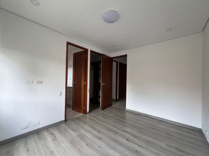 Casa de 4 alcobas en venta en Loma Benedictinos, Envigado, 300 m² · foto 11 de 19