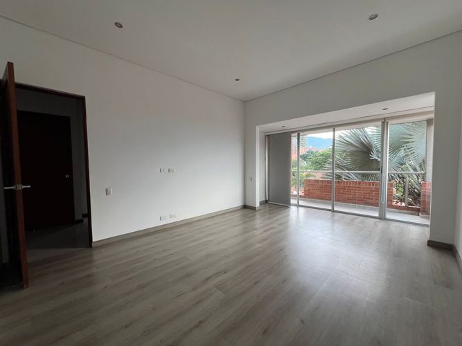 Casa de 4 alcobas en venta en Loma Benedictinos, Envigado, 300 m² · foto 5 de 19