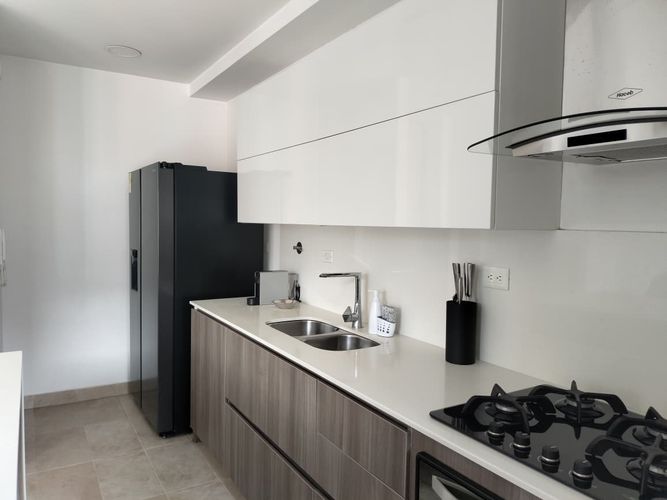 Apartamento de 2 alcobas en arriendo en El Poblado, Medellín, 100 m² · foto 2 de 18