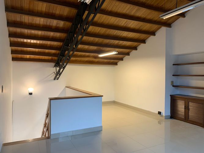 Oficina en arriendo en Patio Bonito, Medellín, 90 m² · foto 2 de 7