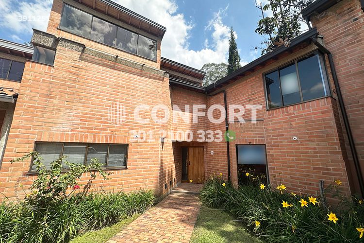 Casa de 5 alcobas en arriendo en San Lucas, Medellín, 330 m² · foto 2 de 24
