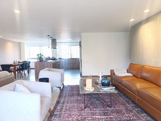 Apartamento de 2 alcobas en arriendo en El Poblado, Medellín, 200 m² · foto 2 de 18