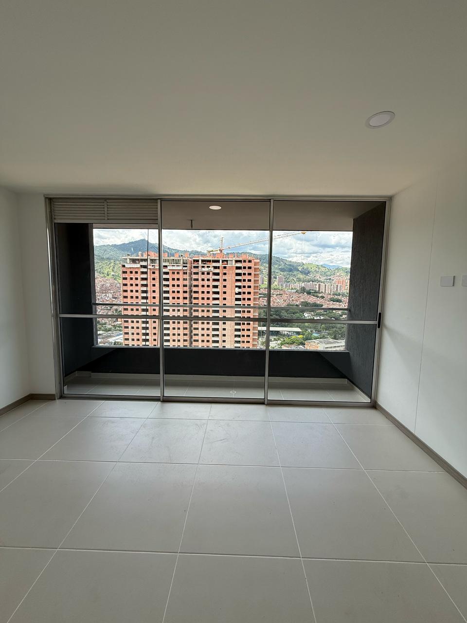 Apartamento en venta en Zona Industrial No. 1, Itagüí · foto 2 de 22