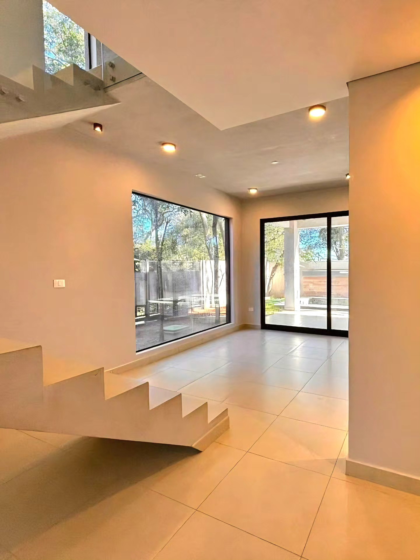 EXCLUSIVA RESIDENCIA A ESTRENAR EN SAN BERNARDINO! LUJO Y CONFORT EN UN ENTORNO PRIVILEGIADO — foto 3