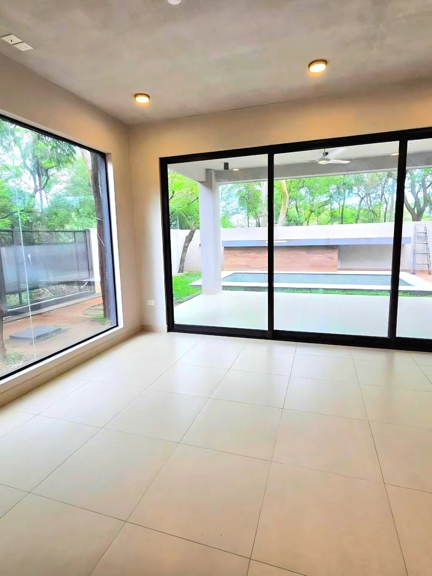 EXCLUSIVA RESIDENCIA A ESTRENAR EN SAN BERNARDINO! LUJO Y CONFORT EN UN ENTORNO PRIVILEGIADO — foto 2