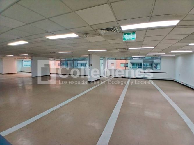 Oficina en arriendo en El Poblado, Medellín, 505 m² · foto 2 de 9