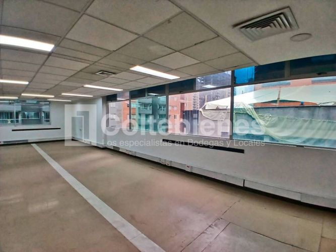 Oficina en arriendo en El Poblado, Medellín, 505 m² · foto 4 de 9