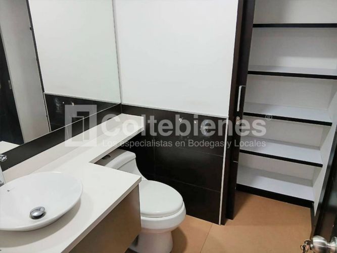 Oficina en arriendo en El Poblado, Medellín, 505 m² · foto 6 de 9