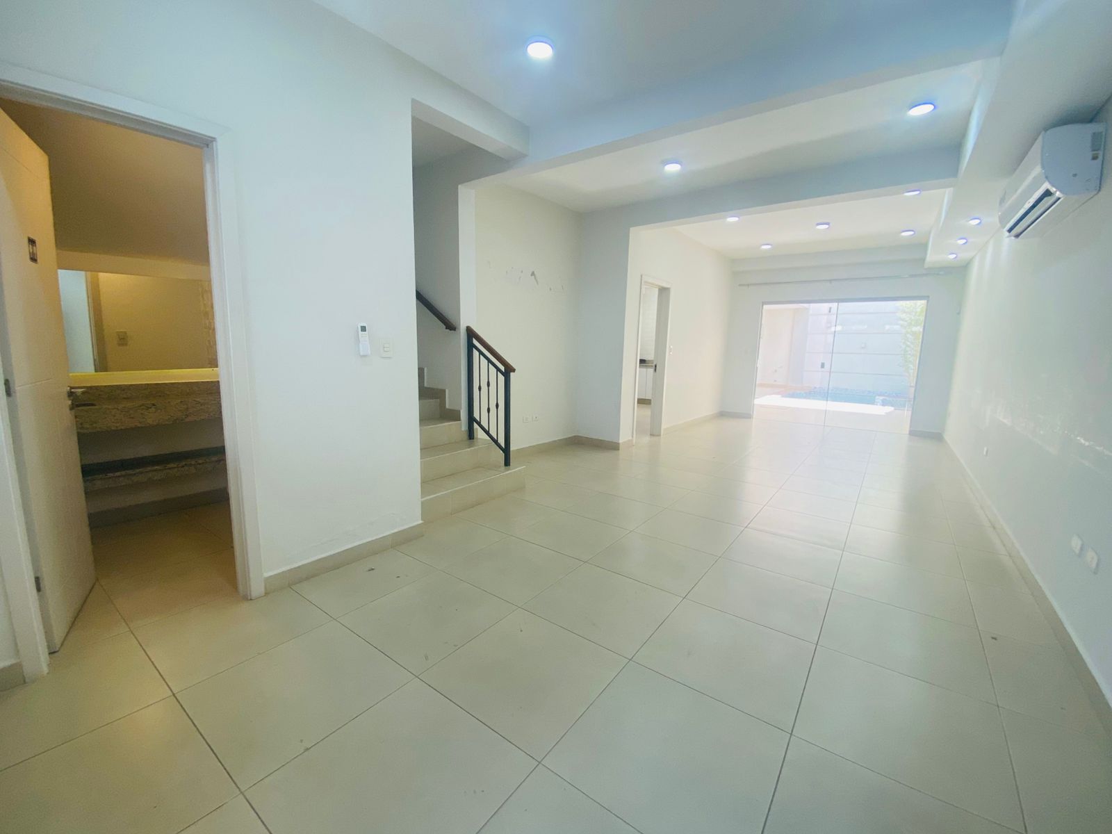 Hermosa Casa Minimalista Zona Royal Plaza — foto 2