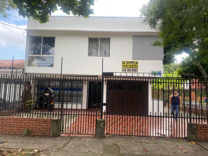 Casa de 10 alcobas en venta en Cañaveralejo, Cali, 400 m² · foto 2 de 20