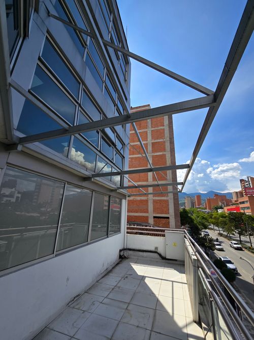 Edificio en venta en Laureles, Medellín, 1605 m² · foto 9 de 24