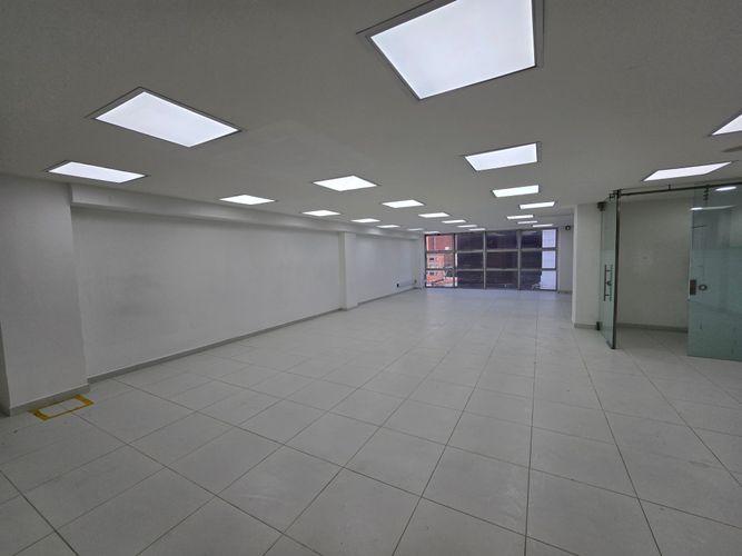 Edificio en venta en Laureles, Medellín, 1605 m² · foto 11 de 24