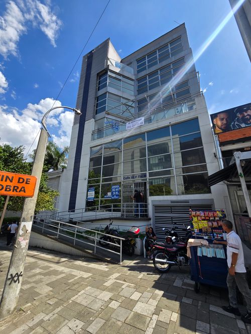 Edificio en venta en Laureles, Medellín, 1605 m² · foto 24 de 24