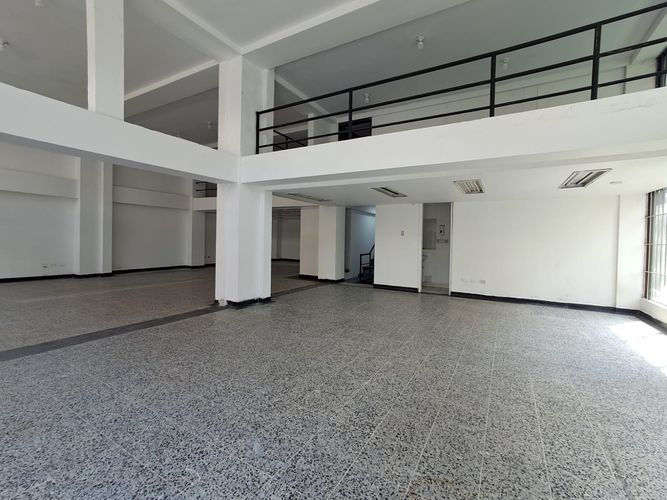 Local en arriendo en Sector Plaza De Bolivar, Pereira, 400 m² · foto 2 de 10