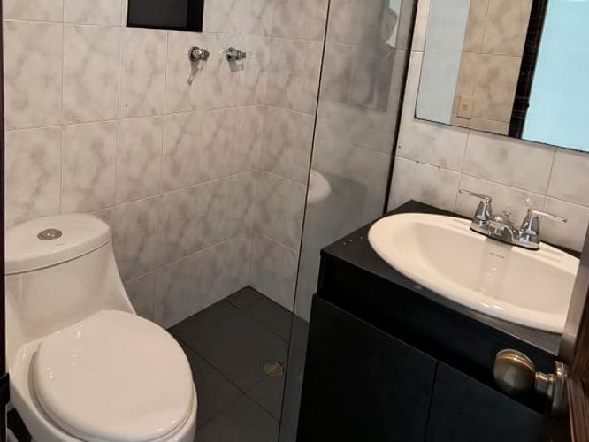 Apartamento de 2 alcobas en arriendo en El Poblado, Medellín, 75 m² · foto 6 de 7