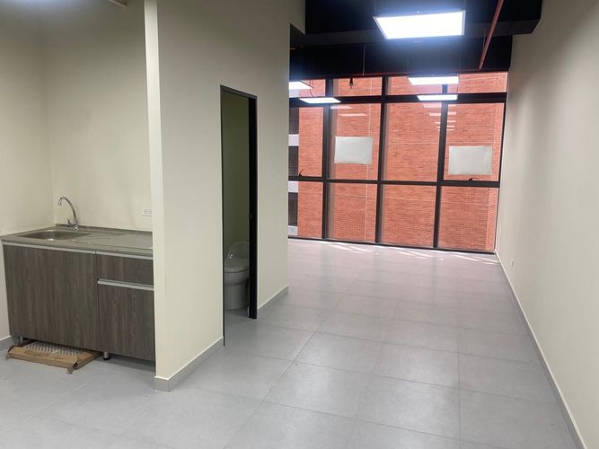 Oficina en arriendo en El Poblado, Medellín, 36 m² · foto 2 de 13