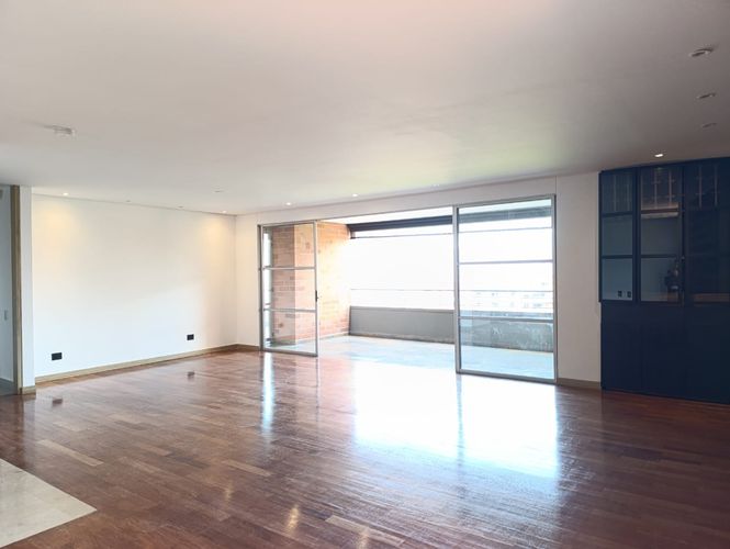 Apartamento de 3 alcobas en arriendo en El Poblado, Medellín, 220 m² · foto 2 de 18