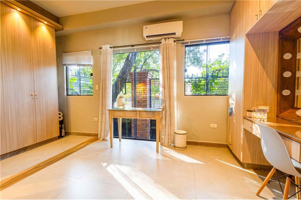 Imponente residencia a metros del Yacht. Lambare. 400,000 $. CAIO — foto 2