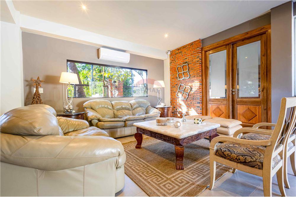 Imponente residencia a metros del Yacht. Lambare. 400,000 $. CAIO — foto 3