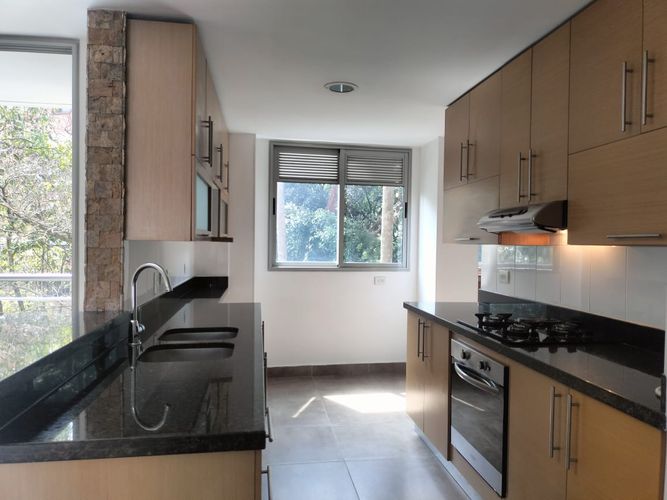 Apartamento de 2 alcobas en arriendo en El Poblado, Medellín, 175 m² · foto 7 de 14