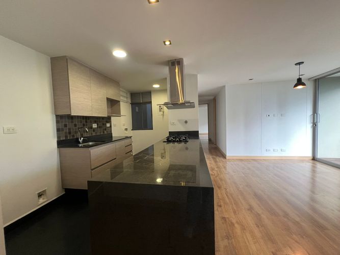 Apartamento de 2 alcobas en arriendo en El Castillo, Medellín, 86 m² · foto 6 de 17